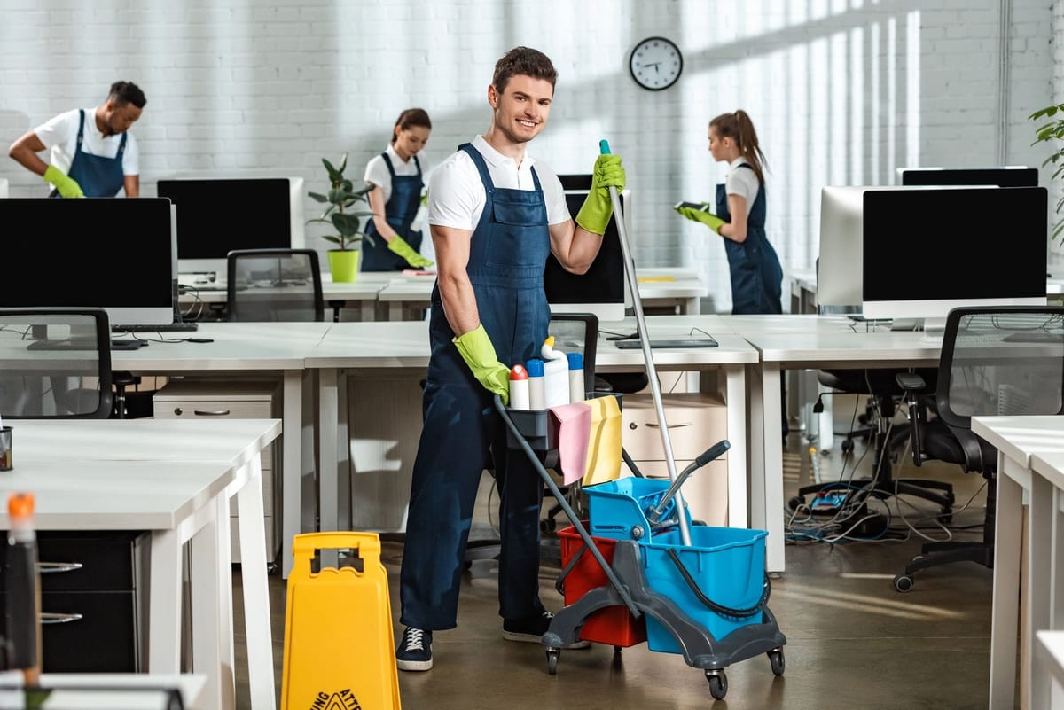 Reinigung des Arbeitsplatzes während Bürobetrieb in Karlsfeld