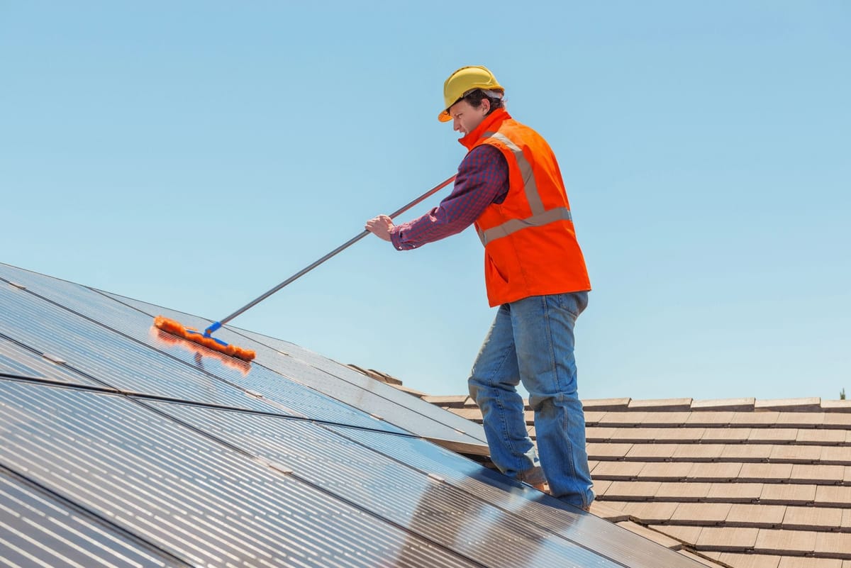 Reinigung der Photovoltaikanlage auf einem Dach in Karlsfeld