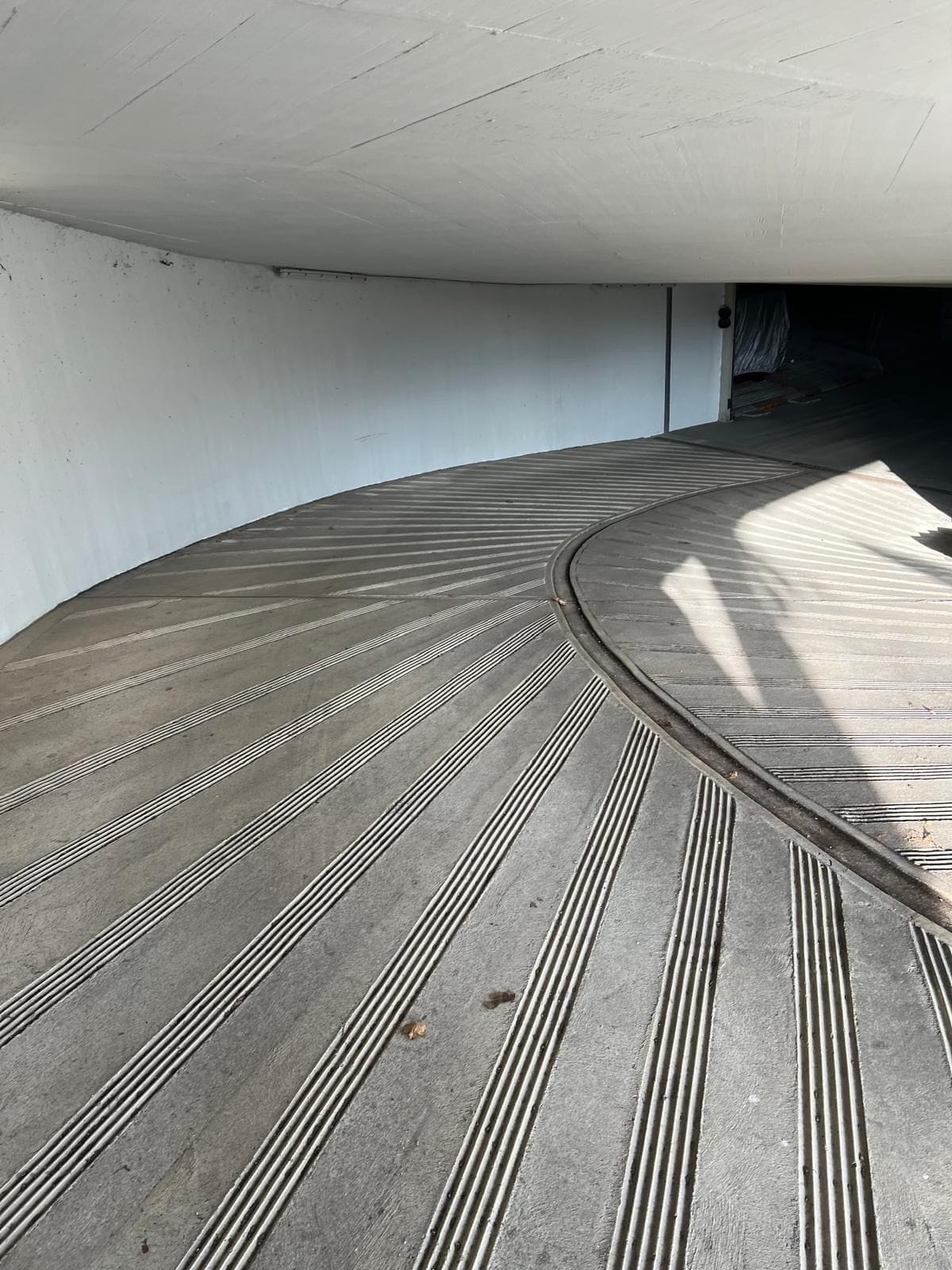 Saubere Zufahrt und gepflegte Tiefgarage in Fürstenfeldbruck