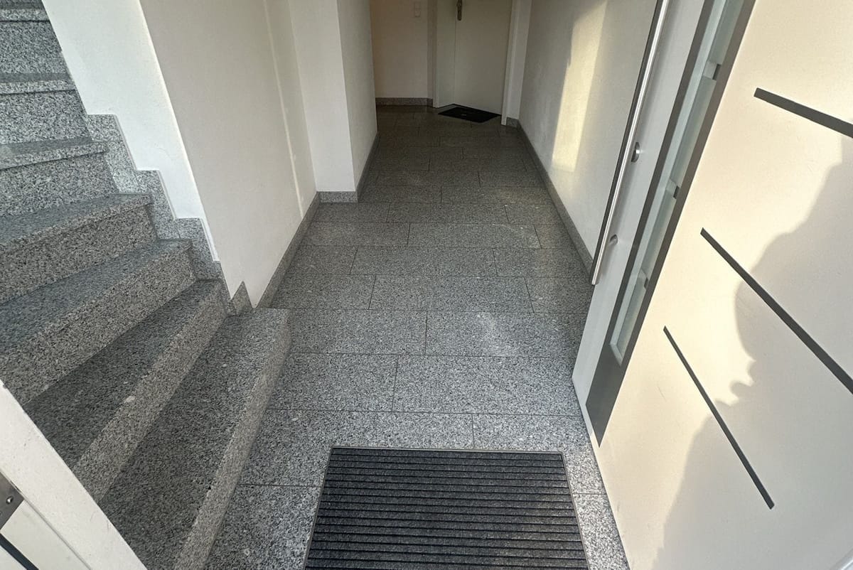 Der Eingangsbereich eines Mehrparteienhauses in Eichenau